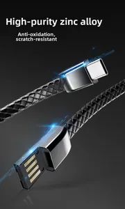Makroaufnahme des Zinklegierung-USB-Steckers und geflochtenem Ladekabel-Band