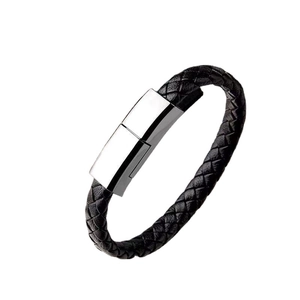 Pulsera de carga de cuero negro trenzado para hombre con conector USB plateado y cierre imán
