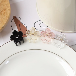Lot de quatre petites pinces à cheveux fleur de 1,5 cm en noir, champagne, rose et clair
