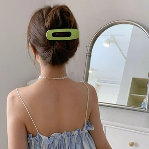 Minimalist light green hollow oval hair claw clip for elegant back head hair styling