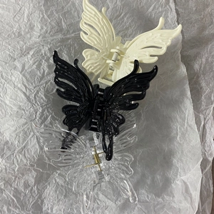 Dreiteiliges Set Schmetterlings-Haarklammern in Creme, Schwarz und Transparent