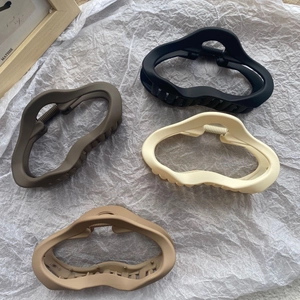 Pince Crabe Mate Grande Taille Femme Nuage Vague Irrégulière Évidée Barrette Accessoires Cheveux Minimalistes pour Cheveux Épais