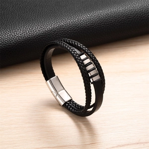 Détail d'un bracelet multicouche en cuir tressé pour homme avec fermoir magnétique en acier