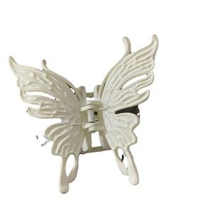 Eleganter elfenbeinweißer Schmetterlings-Haarclip mit hohlem 3D-Flügel-Design