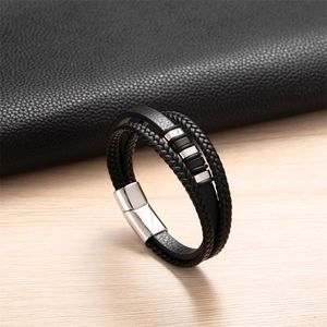 Détail du bracelet multicouche en cuir pour homme avec fermoir magnétique en métal argenté