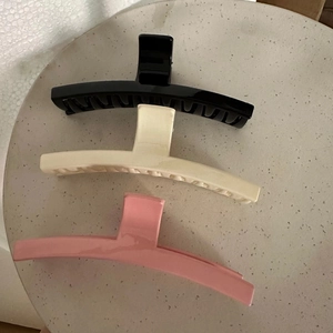 Lot de trois grandes pinces à cheveux en forme de T en noir, blanc crème et rose brillant