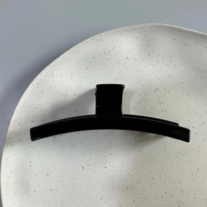 Vue de dessus d'une grande pince à cheveux 13cm noir brillant en forme de T