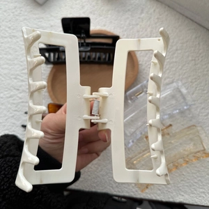 Grandes pinces à cheveux carrées de 13cm en crème, noir, transparent et ambre