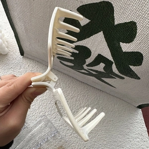 Détail de la pince à cheveux carrée blanche de 13 cm avec ressort métallique pour cheveux longs