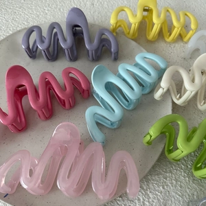 Pinze per capelli da 13cm a onde irregolari in vari colori vivaci opachi
