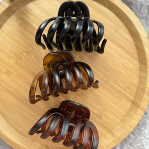 Set of large matte pumpkin hair claws in black and tortoiseshell for thick hair styling