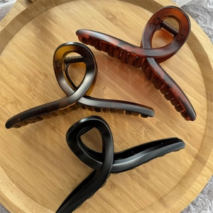Lot de trois pinces à cheveux élégantes en écaille de tortue et noir mat pour un chignon