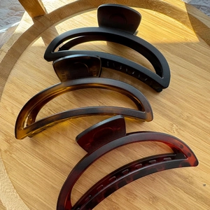 Three-piece 12cm matte crescent shark hair clips in black, amber, and tortoiseshell