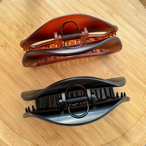 Zweiteiliges Set große 13cm matte schwarze und bernsteinfarbene Haarklammern für dickes Haar