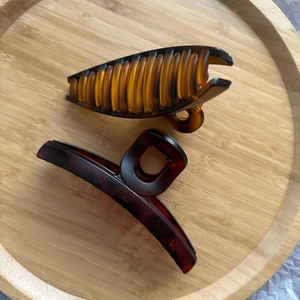 Pinces à cheveux mates ambre et écaille de tortue sur un plateau en bambou
