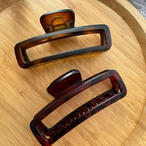 Classic 12cm amber rectangle hair claw clip with non-slip teeth for thick hair