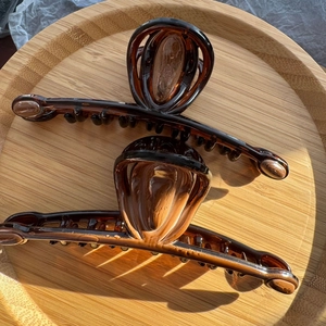 French Vintage Tortoiseshell Wood Grain Plastic Hair Claw Clip For Women High End Matte Caramel Color Large Shark Clip Headwear Accessory