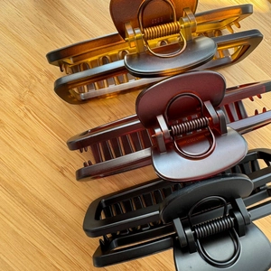 Detailed set of 12cm rectangular hair claws in amber, wine red and matte black finish