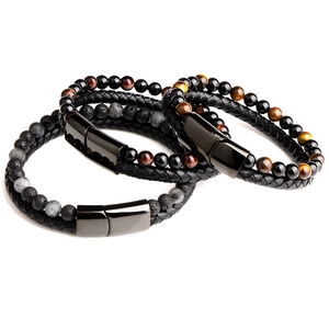 Dettaglio del bracciale multistrato da uomo in pelle con occhio di tigre e chiusura magnetica
