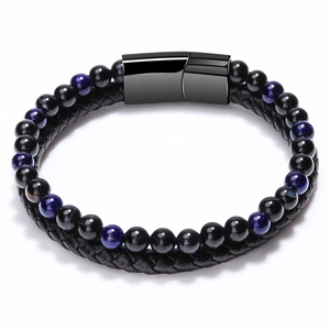 Dettaglio di un bracciale multistrato da uomo con ossidiana, pietra blu e chiusura magnetica