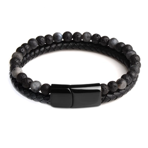 Dettaglio del bracciale in pelle intrecciata da uomo con occhio di tigre e chiusura