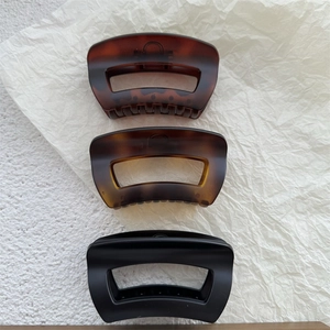 Three-piece hair claw set with tortoiseshell and matte black resin for thick hair