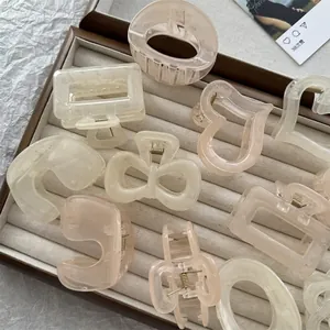 Set di mollette per capelli in resina rosa gelatina e crema per acconciature donna