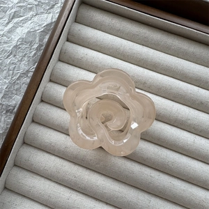 Dettaglio molletta per capelli a forma di fiore rosa nudo con resina traslucida e molla