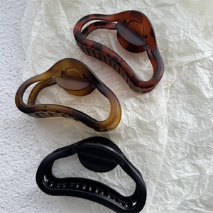 Large Korean Style Matte Hollow Hair Claw Clip For Women Elegant Frosted Plastic Shark Clip Fashion Hair Accessories