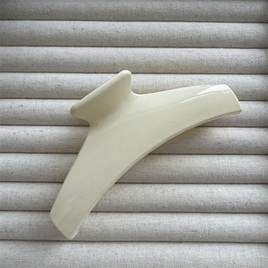 Vue détaillée de la pince à cheveux beige brillant avec sa finition lisse et design courbé