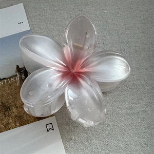 Détail de la grande pince à cheveux fleur de frangipanier avec dégradé rose nacré