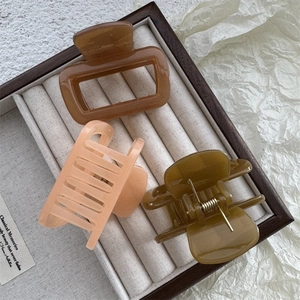 Lot de trois pinces à cheveux en acétate coloris ambre, rose pêche et vert olive chic