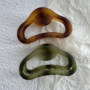 Pinze per capelli opache ambra e verde oliva dal design minimalista per acconciature