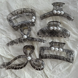 Lot de cinq pinces à cheveux en résine grise motif dentelle avec perles nacrées
