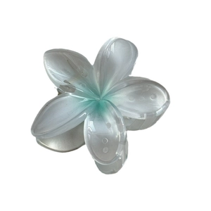 Pince à cheveux fleur de frangipanier nacrée avec dégradé vert menthe et blanc