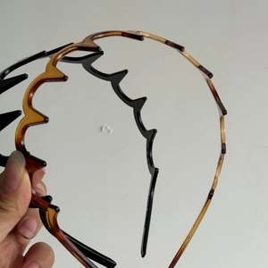 Minimalist wave zigzag hair hoop set in black and amber tortoise shell finish