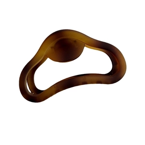 Molla per capelli traforata marrone scuro opaco con design curvo minimalista