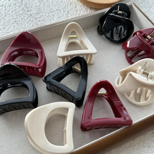 Korean Fashion Geometric Hollow Triangle Hair Claw Plastic Resin Shark Clip Minimalist Hair Accessory For Women Girls