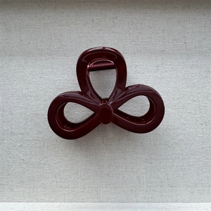 Detailed top view of a dark red thickened PC hair claw clip with a glossy finish