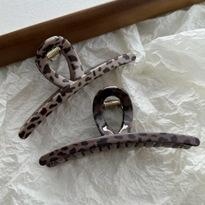 Set of two leopard print hair claws in light and dark brown for elegant hairstyling
