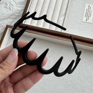 Pince à cheveux noire mate au design ondulé minimaliste accessoire de coiffure pour femme
