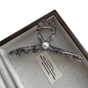 Pince à cheveux vintage dentelle transparente avec perle blanche et ressort doré