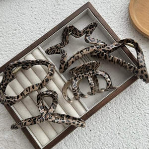 Brown leopard print claw clip set in vintage tortoiseshell pattern hair accessories