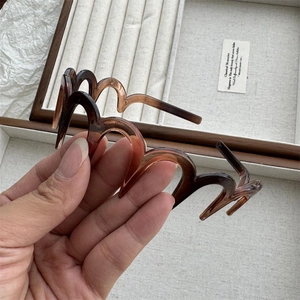 Détail d'un serre-tête ondulé dégradé marron foncé avec dents antidérapantes