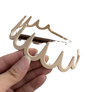 Serre-tête minimaliste beige à vagues pour femmes en résine texturée élégante