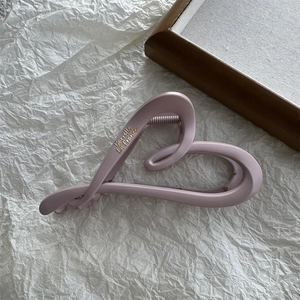 Detail of matte heart claw clip in dusky pink with gold Barrette La France text