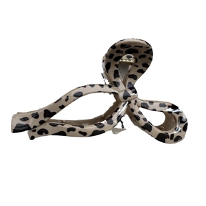Pince à cheveux élégante à motif léopard beige avec un nœud brillant et ressort en métal
