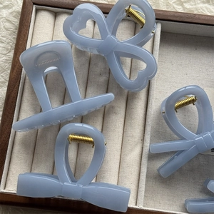 Lot de pinces à cheveux bleu Morandi avec nœud et cœur dans un écrin à bijoux