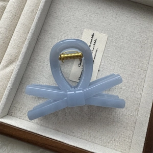 Détail de la pince à cheveux nœud bleu sel de mer avec ressort en métal doré