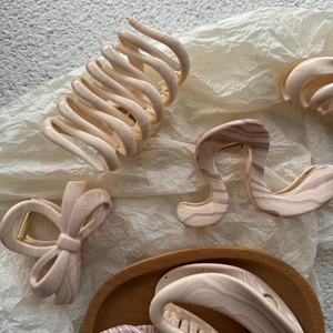 Pinces à cheveux géométriques texturées en crème et rose marbré pour cheveux épais